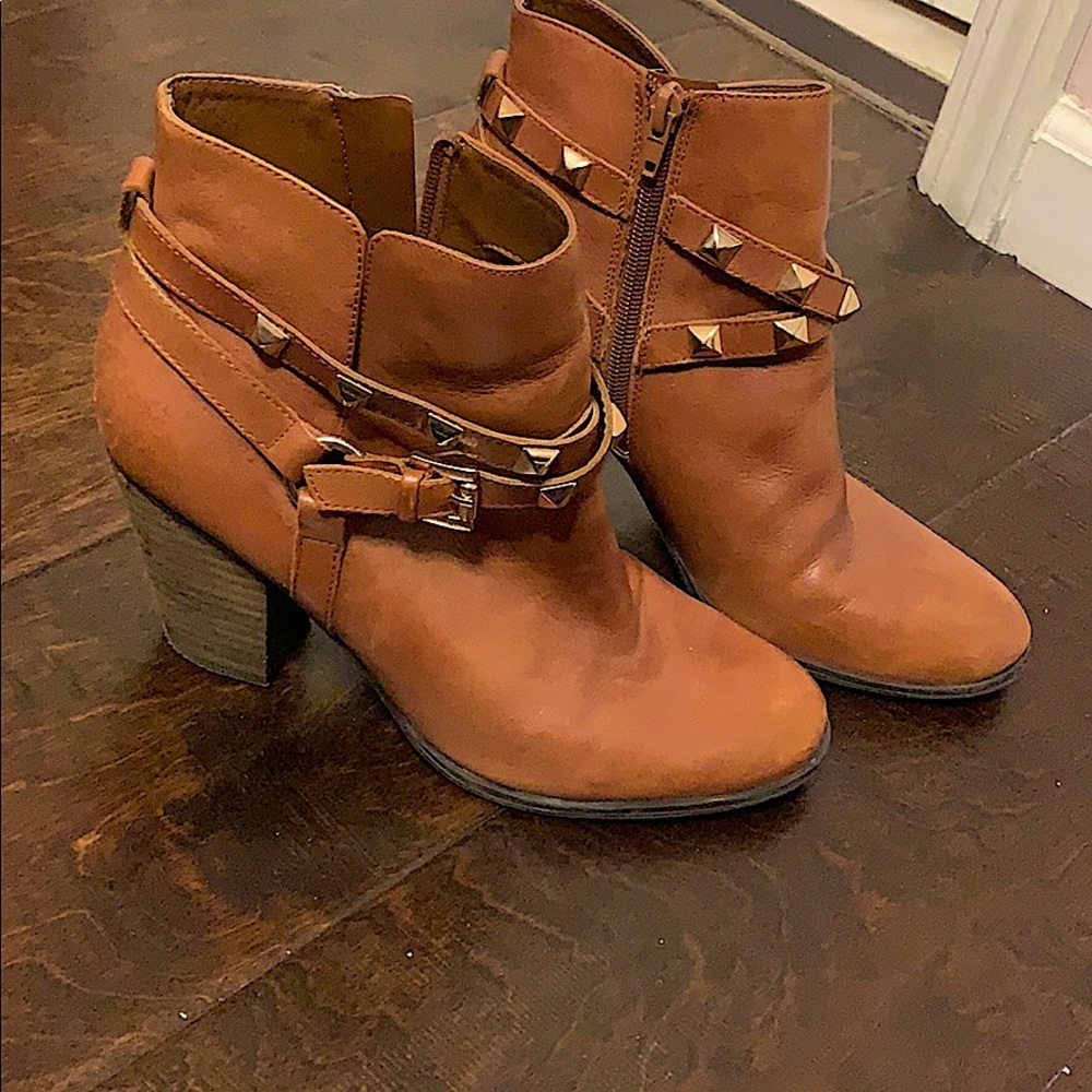Guess camel colored booties